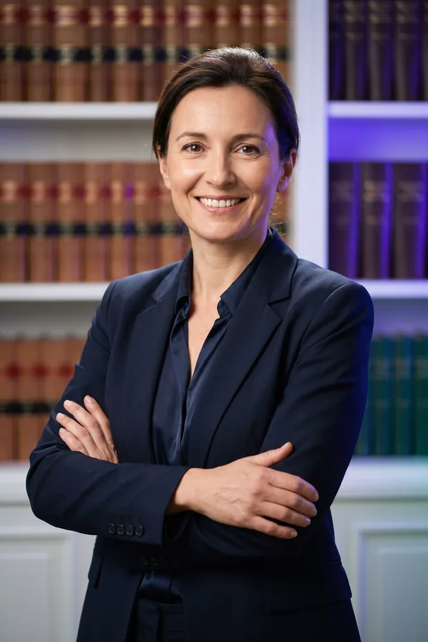 Création site internet avocat Sète (34200) — dès 690 € TTC Création site internet avocat Sète — portrait d’un avocat au travail