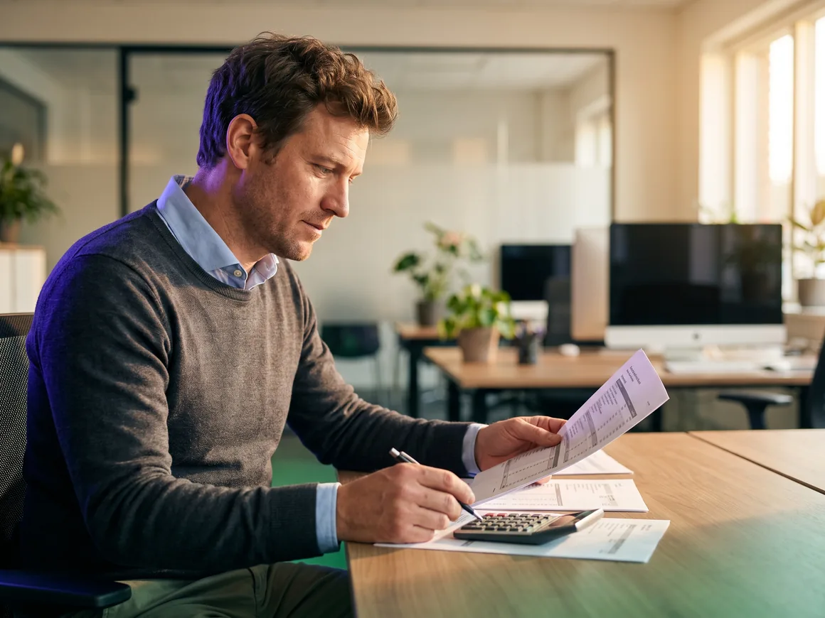 Création site internet expert-comptable Agde (Hérault) — dès 690 € TTC Expert-comptable au travail à Agde — client type de notre création de site internet