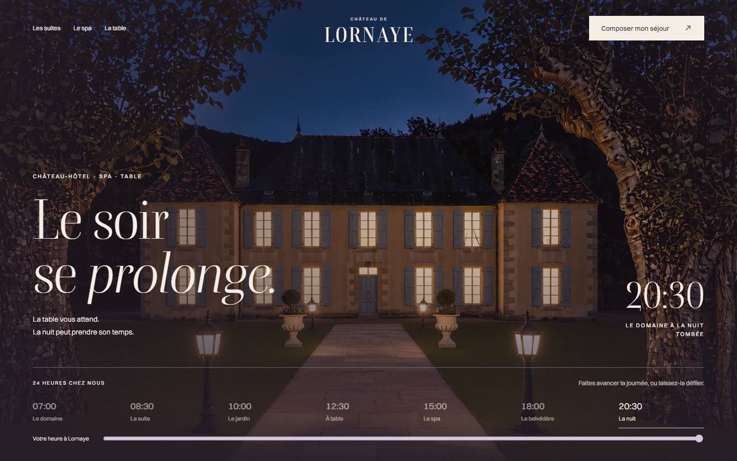 Château de Lornaye : un site de château-hôtel au fil des heures Le château de nuit avec les lampadaires allumés sur le chemin