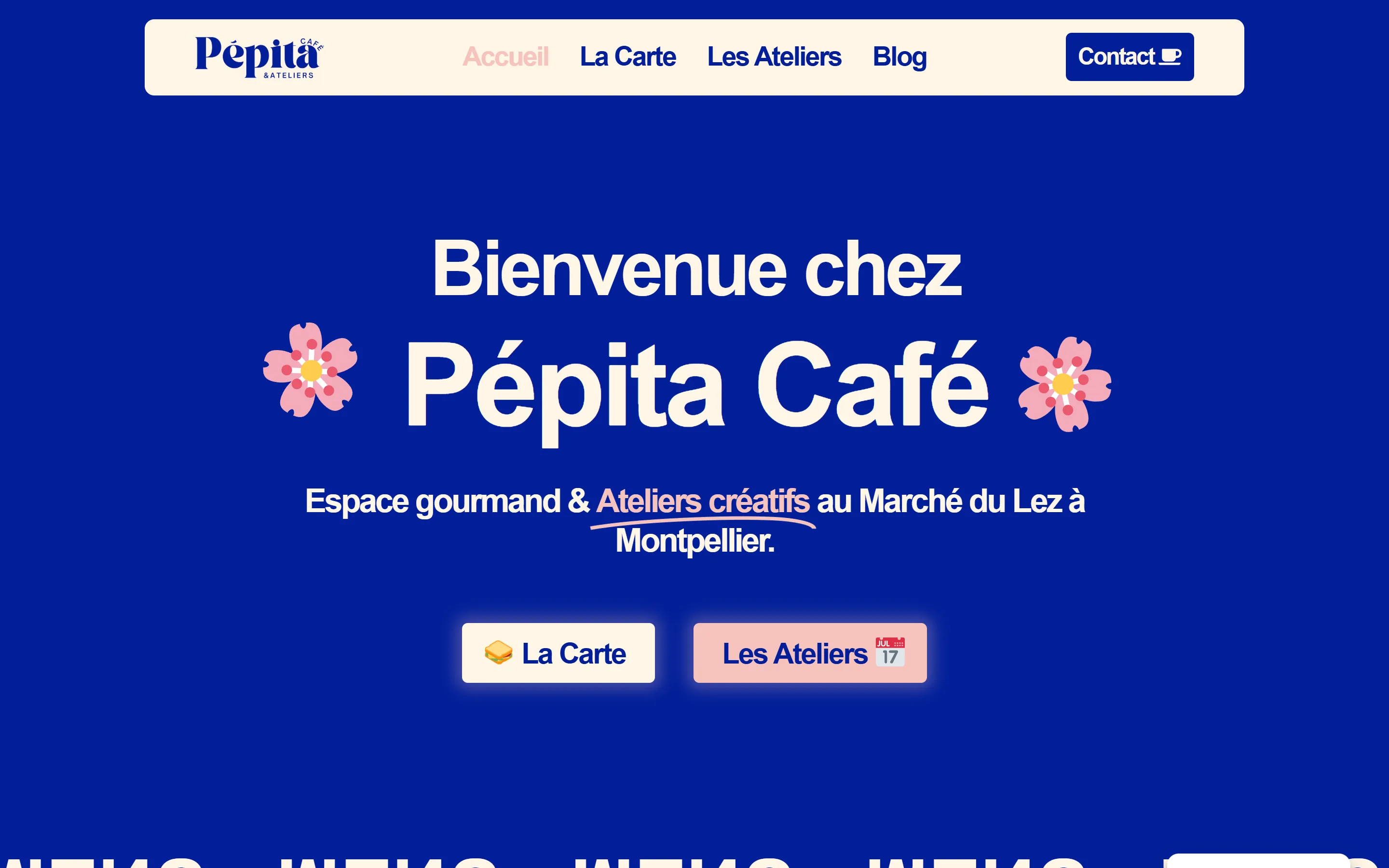 Pépita Café : accueil du site actuel, fond bleu, fleurs roses et « Bienvenue chez Pépita Café »